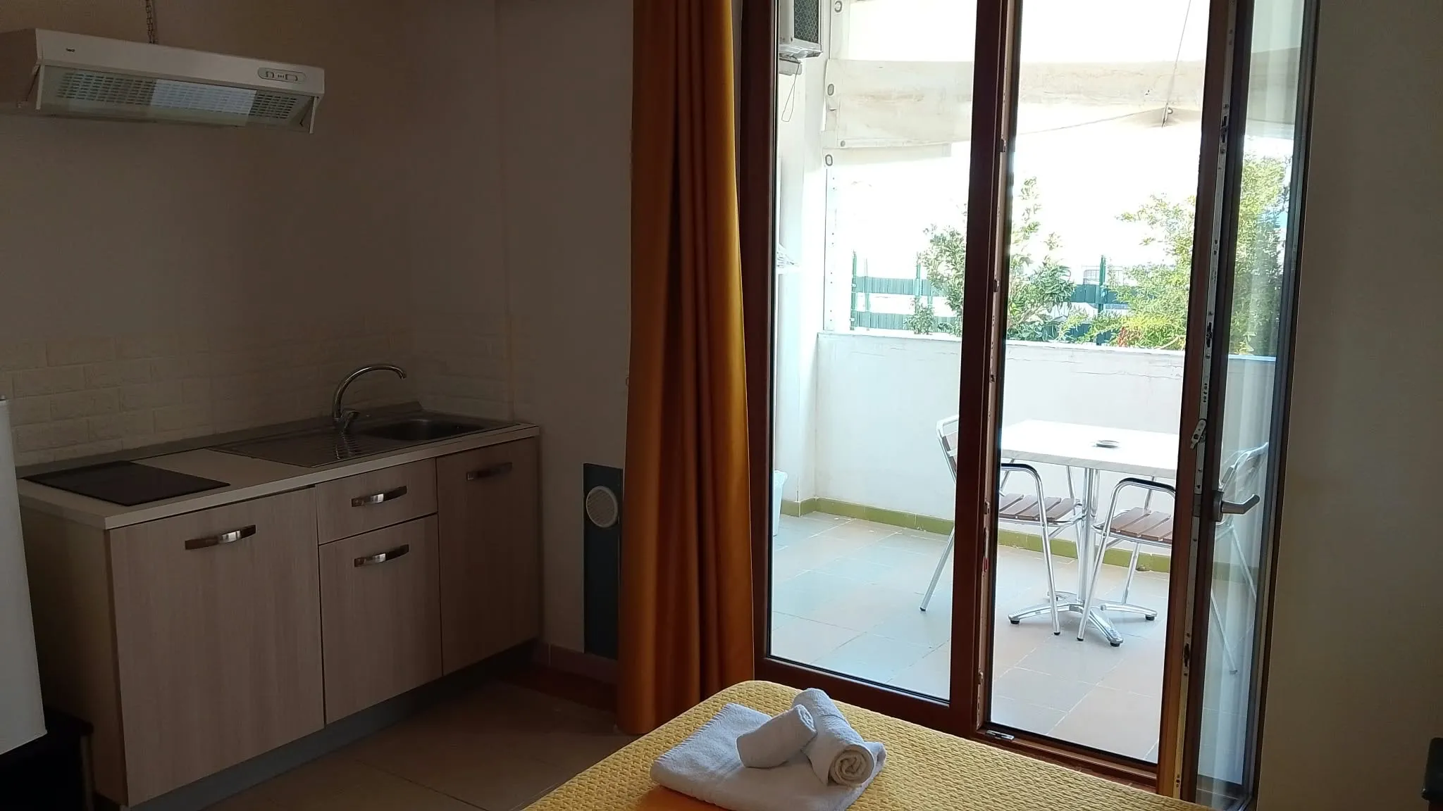 Appartamento 1a: l’angolo cottura accanto alla veranda