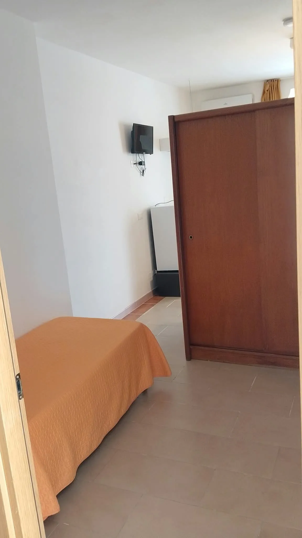 Appartamento 1a: l’ingresso, col letto e l’armadio