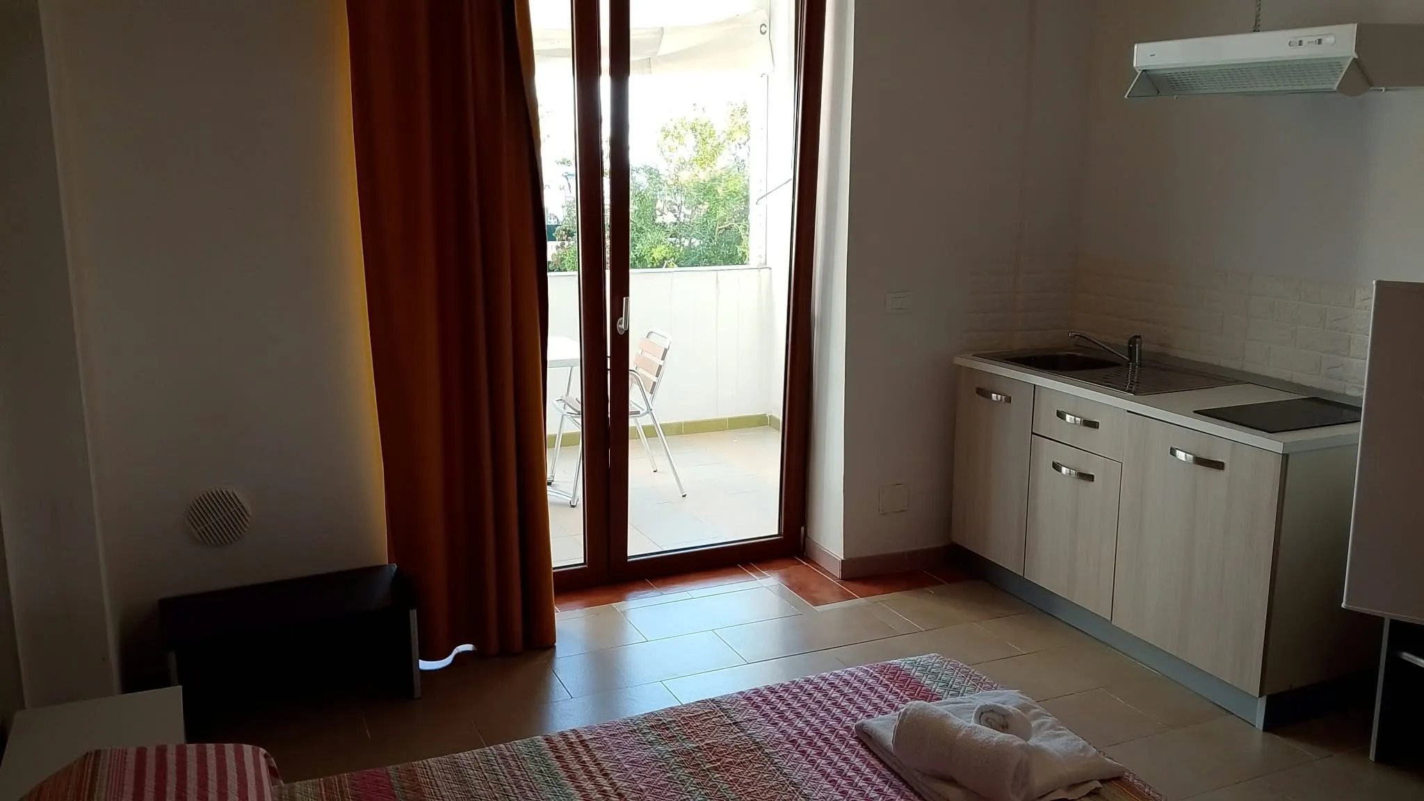 Appartamento 2a: l’angolo cottura e la porta finestra