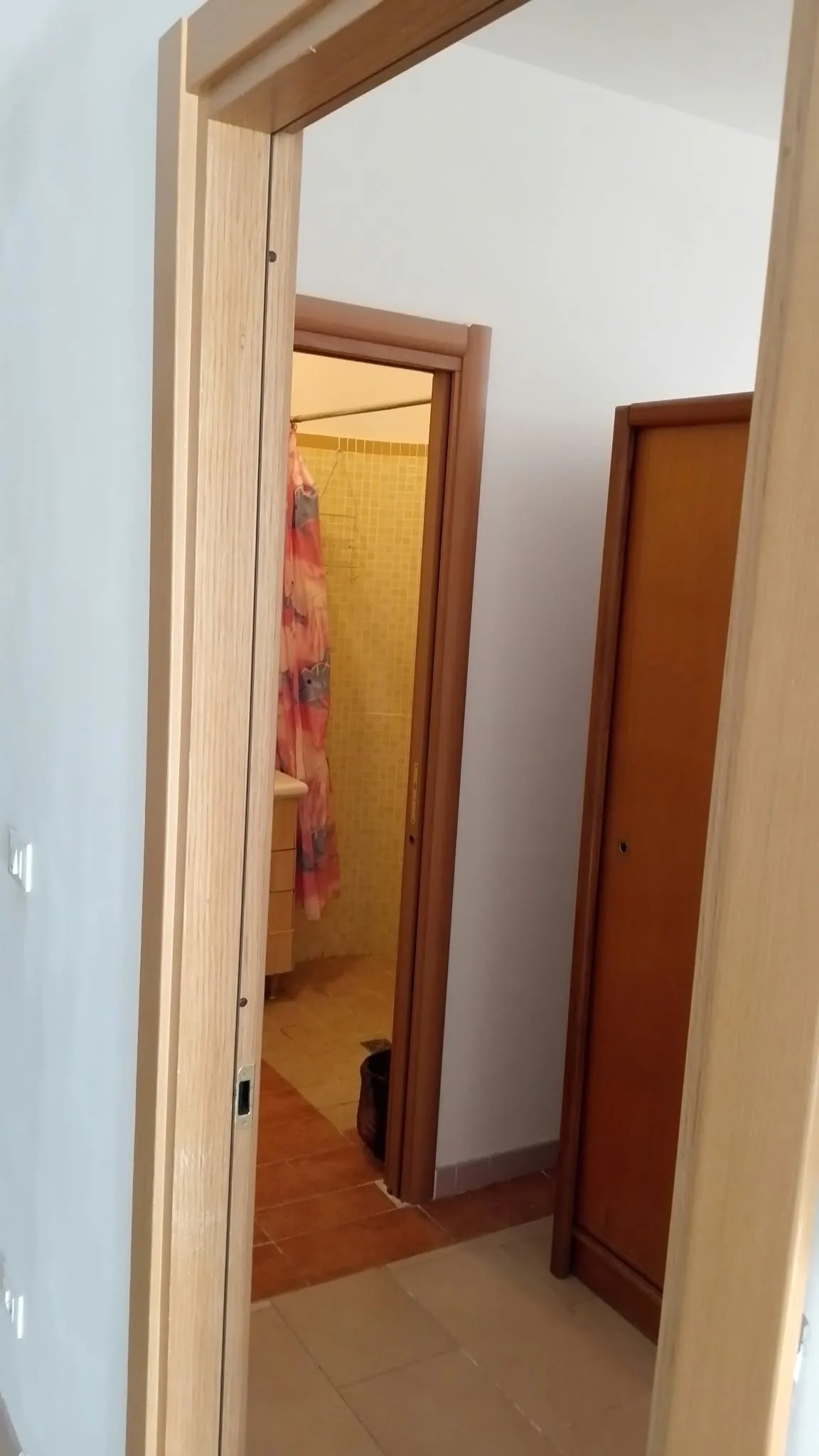 Appartamento 2a: l’ingresso e la porta del bagno