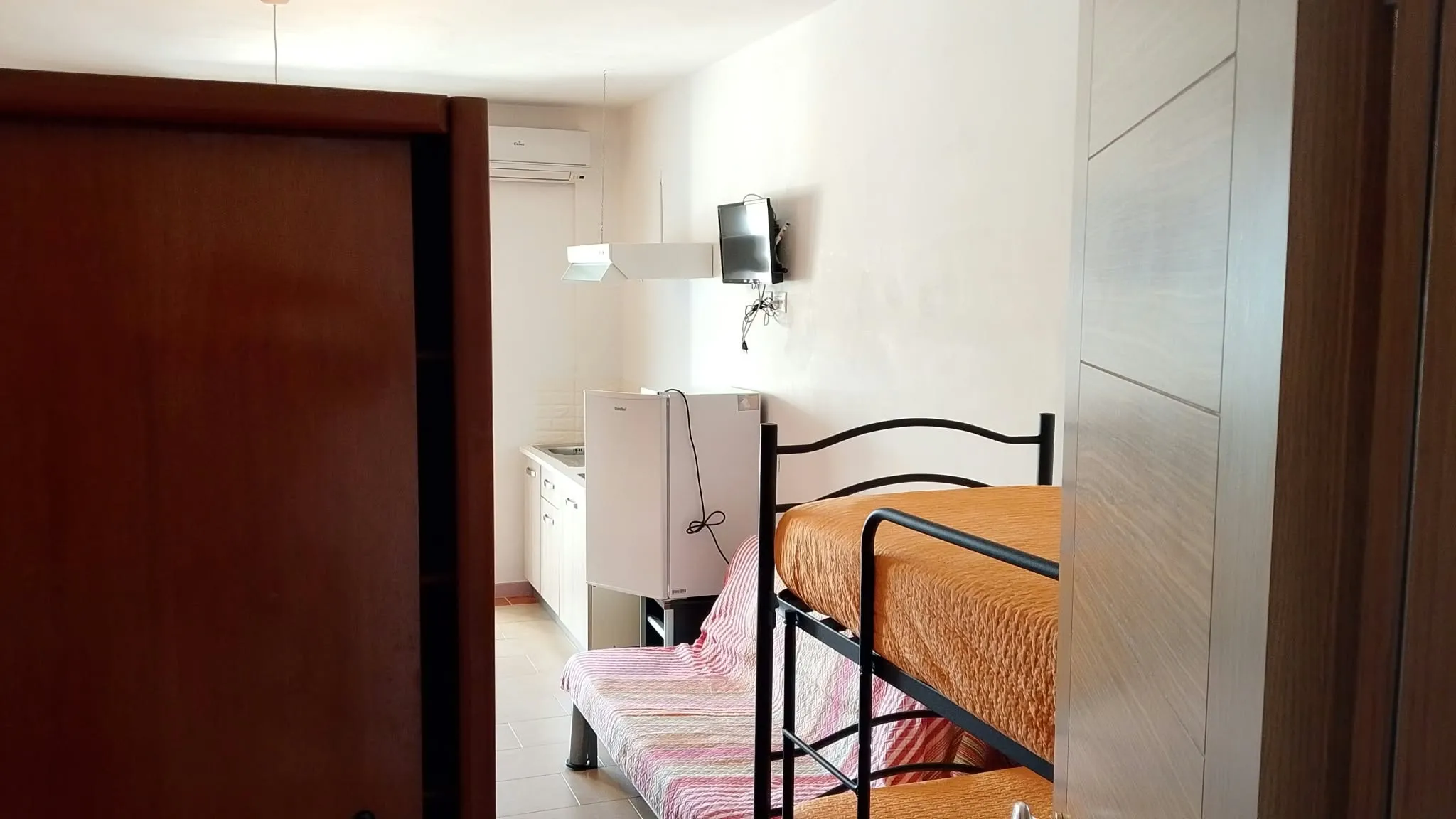 Appartamento 2a: il letto a castello e l’angolo cottura