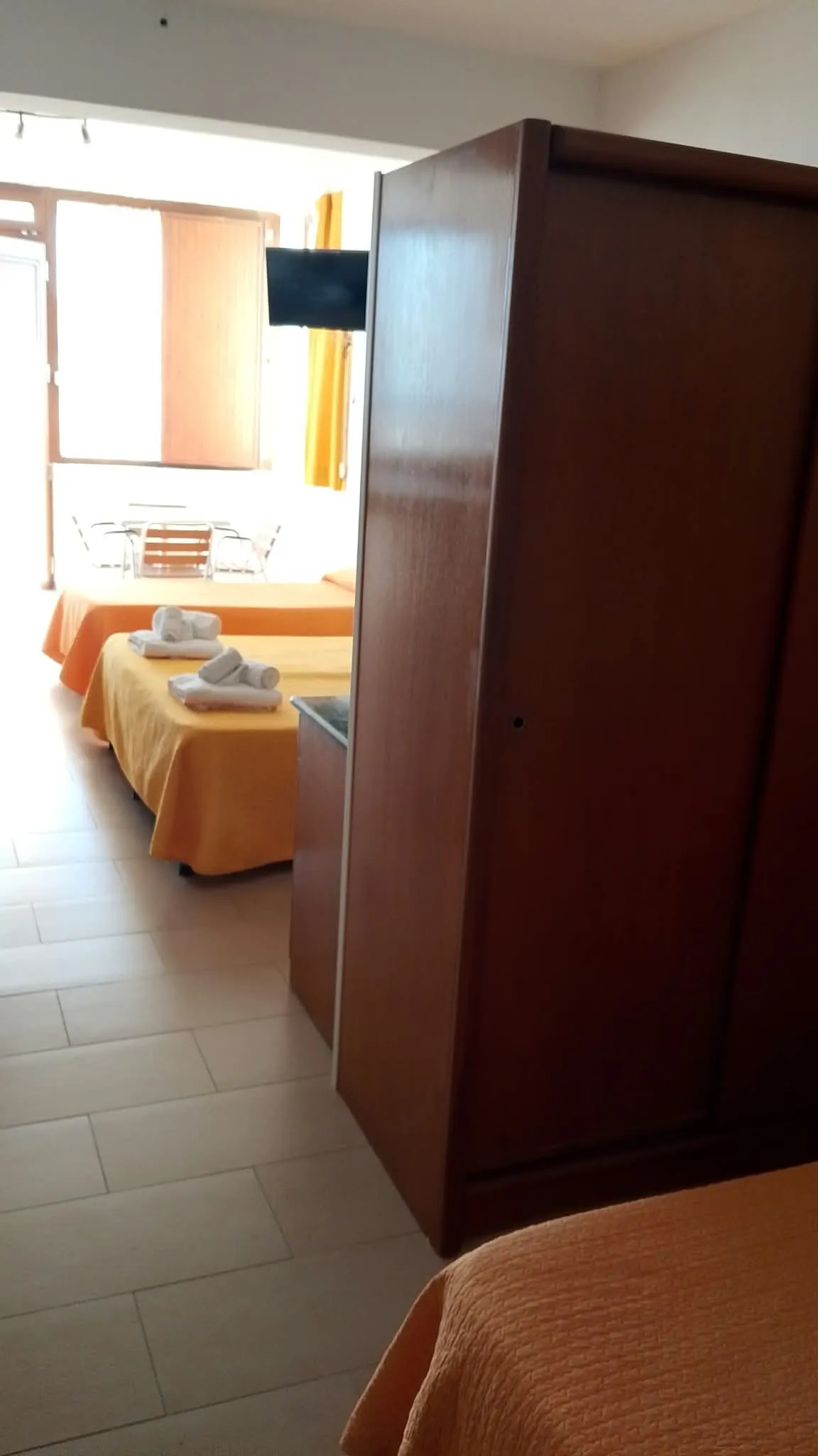 Appartamento 3a: l’armadio e i letti verso le finestre