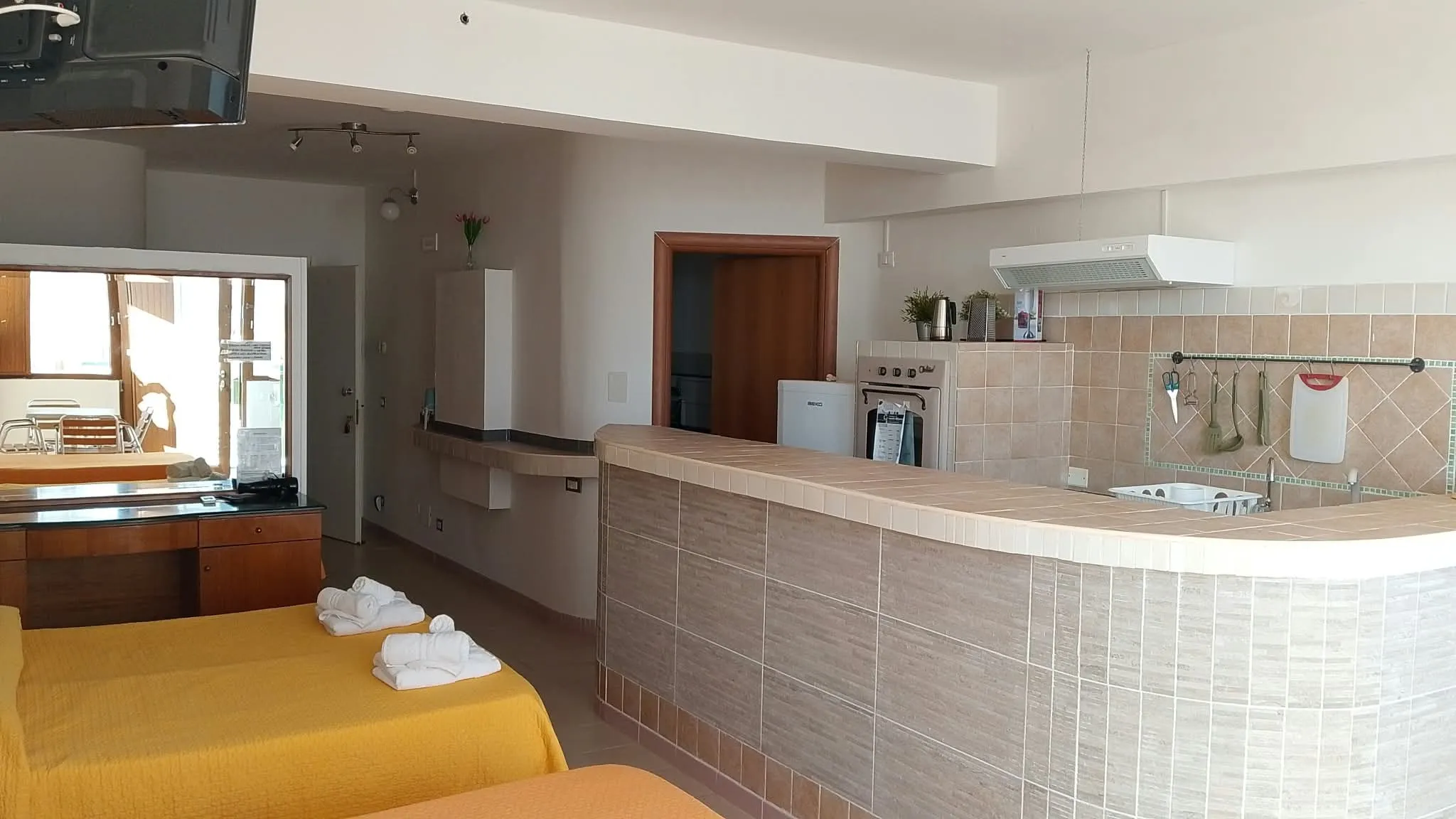 Appartamento 3a: la cucina col bancone e i letti