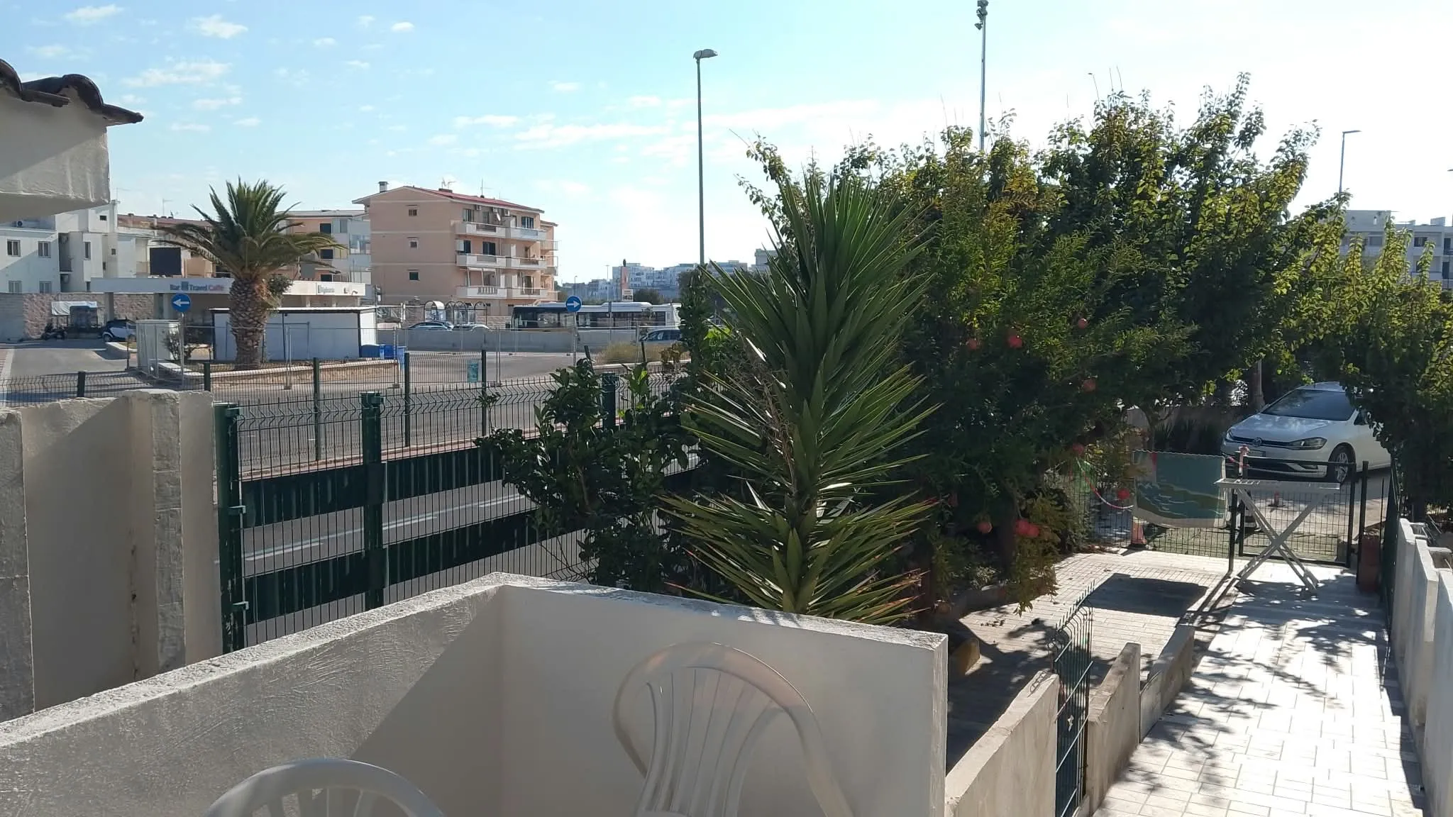 Appartamento 3a: il giardino col vialetto verso il cancello