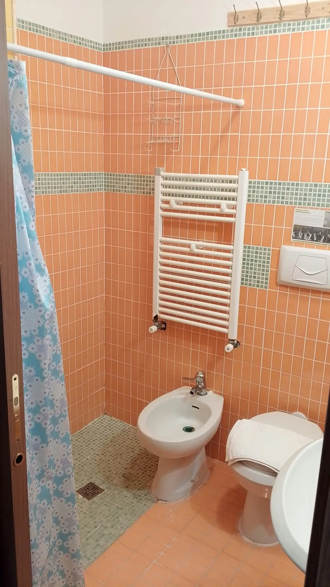Camera 1b: il bagno con la doccia