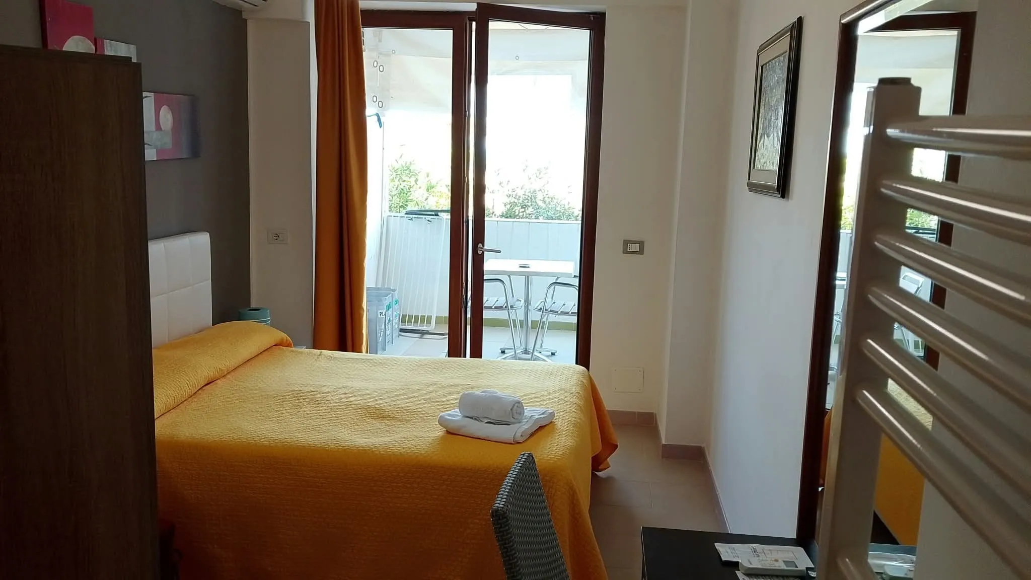 Camera 1b: il letto e la porta finestra sulla veranda