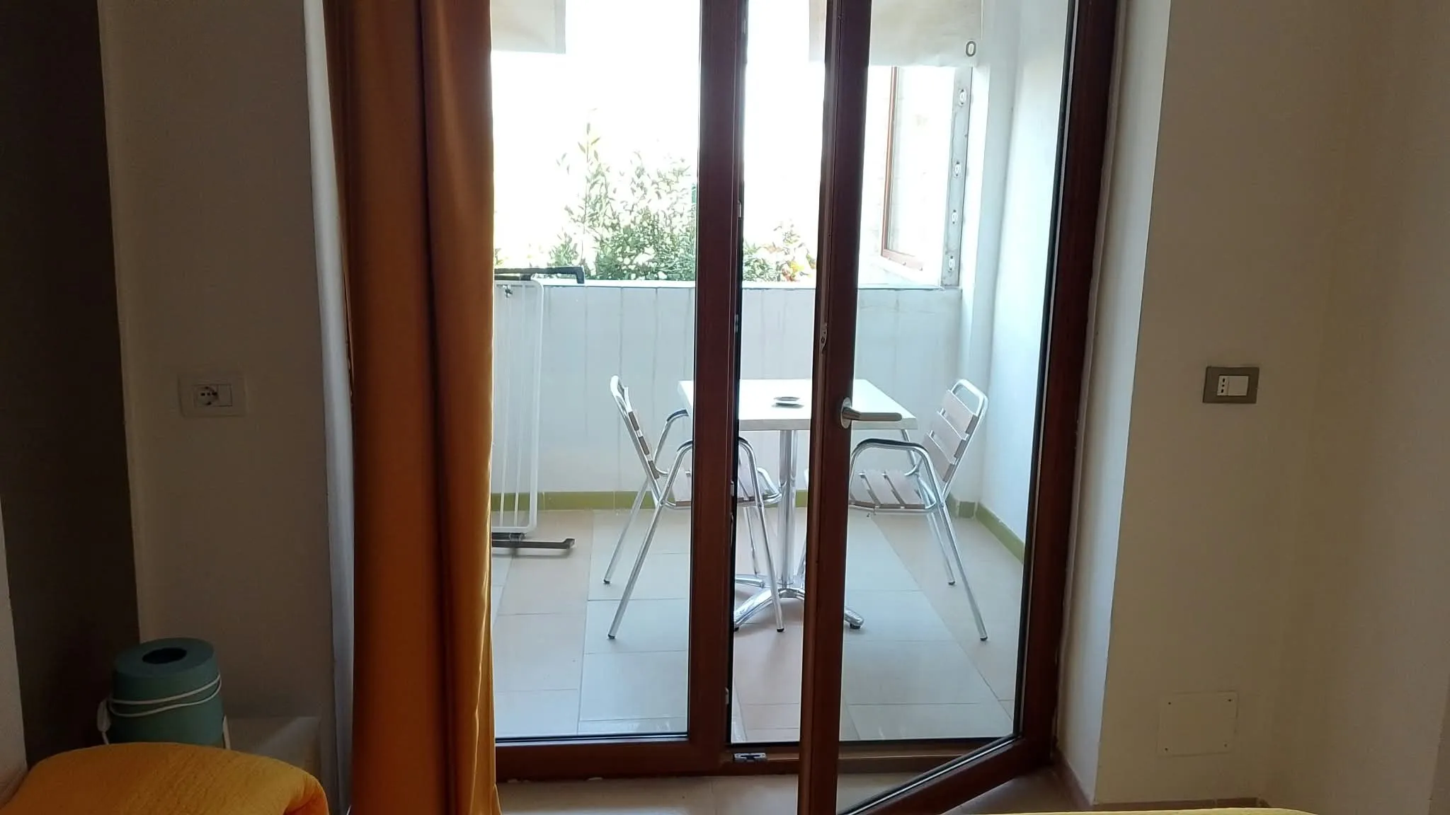 Camera 1b: la veranda col tavolino, vista dalla camera