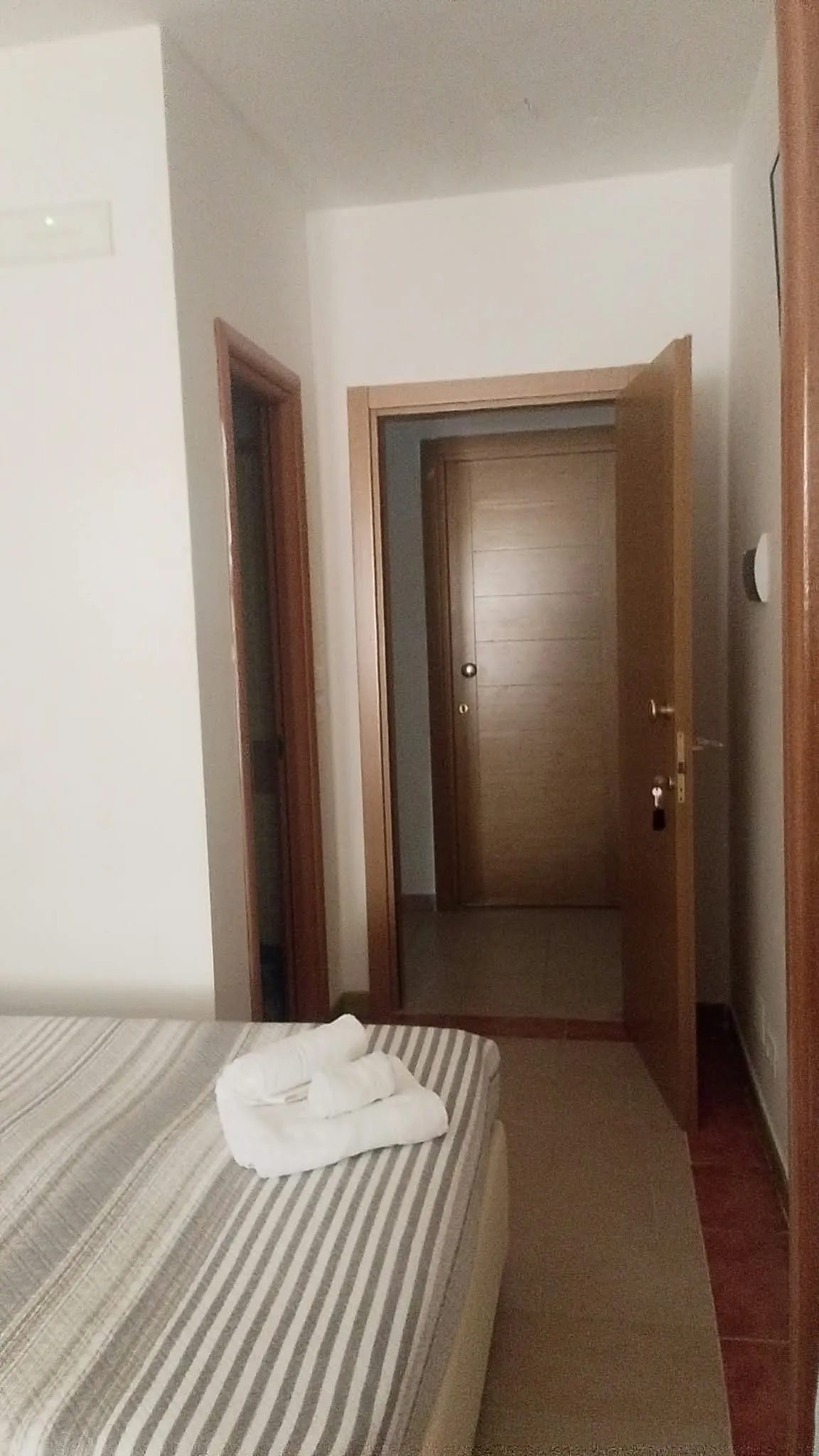 Camera 2b: il letto e le porte