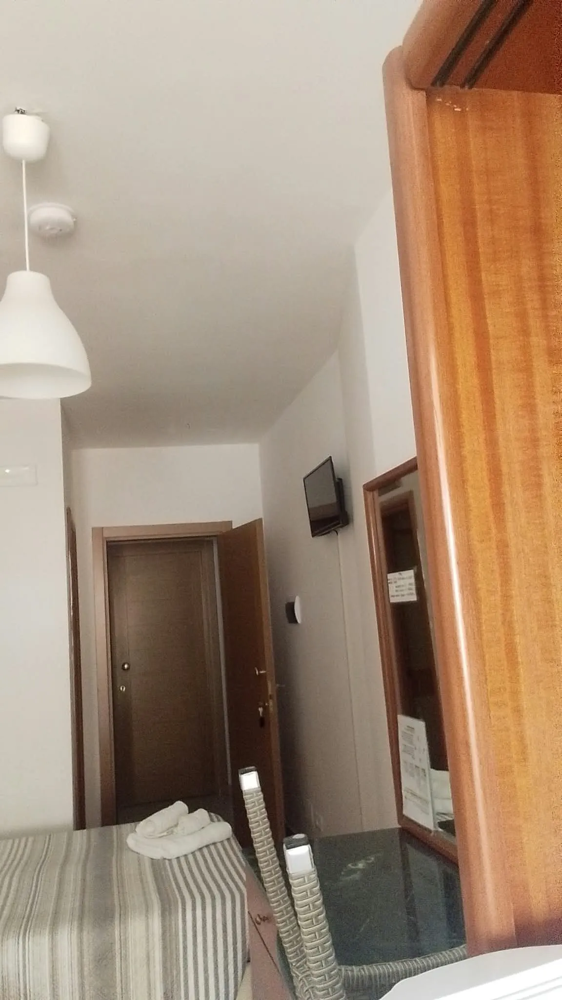 Camera 2b: il letto, lo specchio e la porta