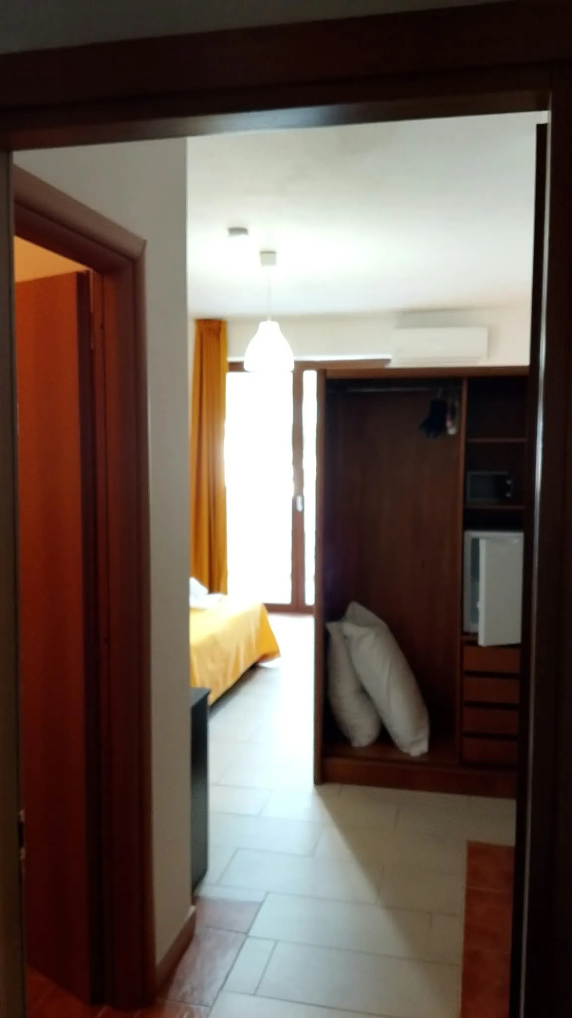 Camera 3b: l’ingresso, con l’armadio e il letto