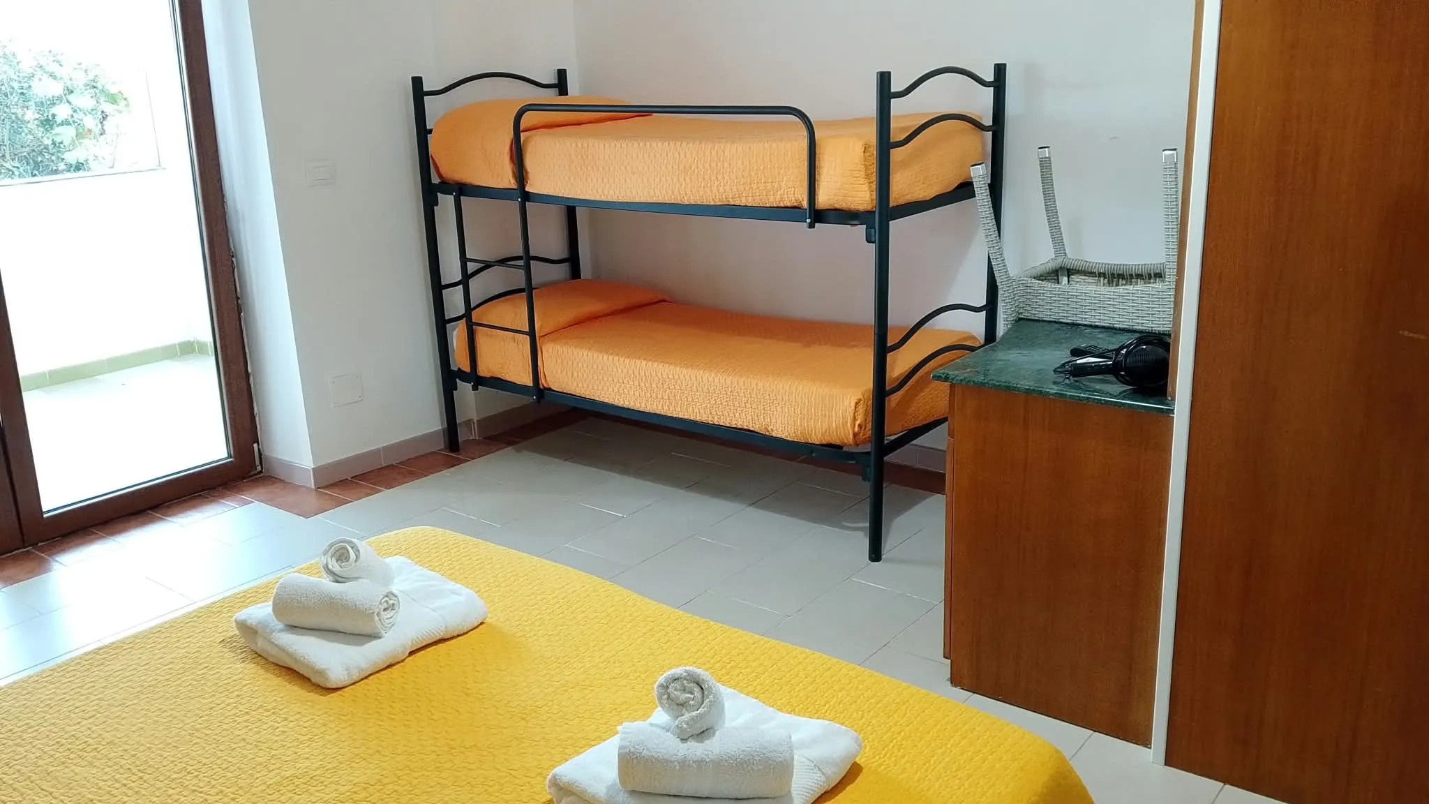 Camera 3b: il letto a castello accanto alla porta finestra