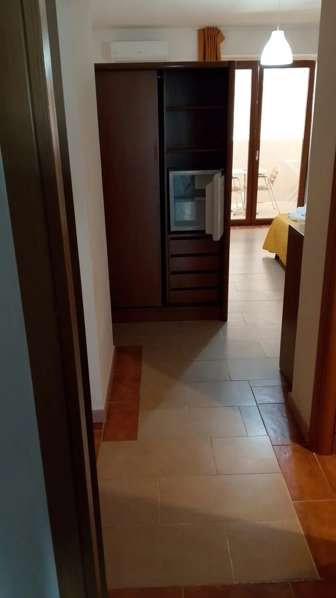 Camera 4b: l’ingresso, con l’armadio