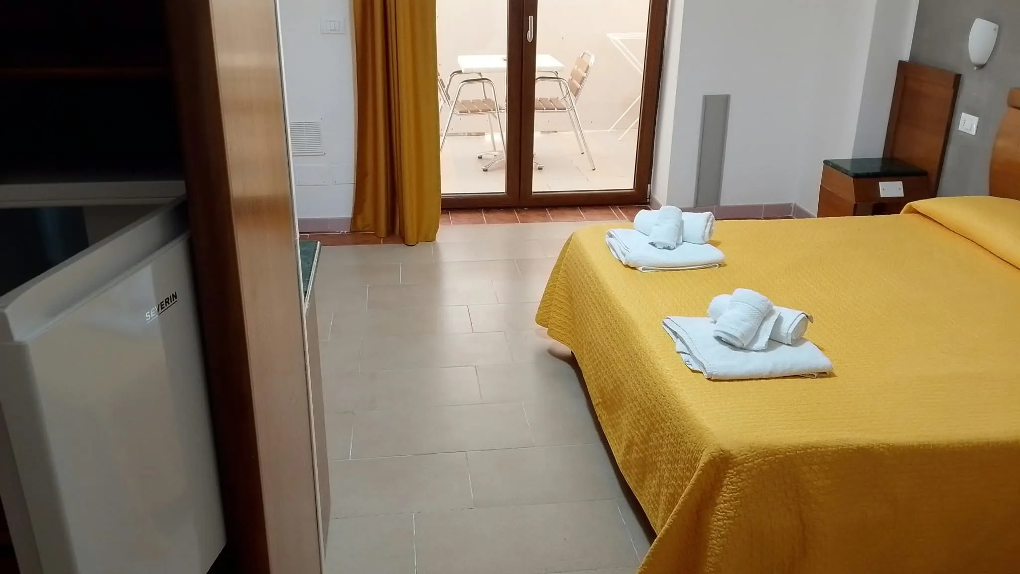 Camera 4b: il letto e la porta finestra sulla veranda