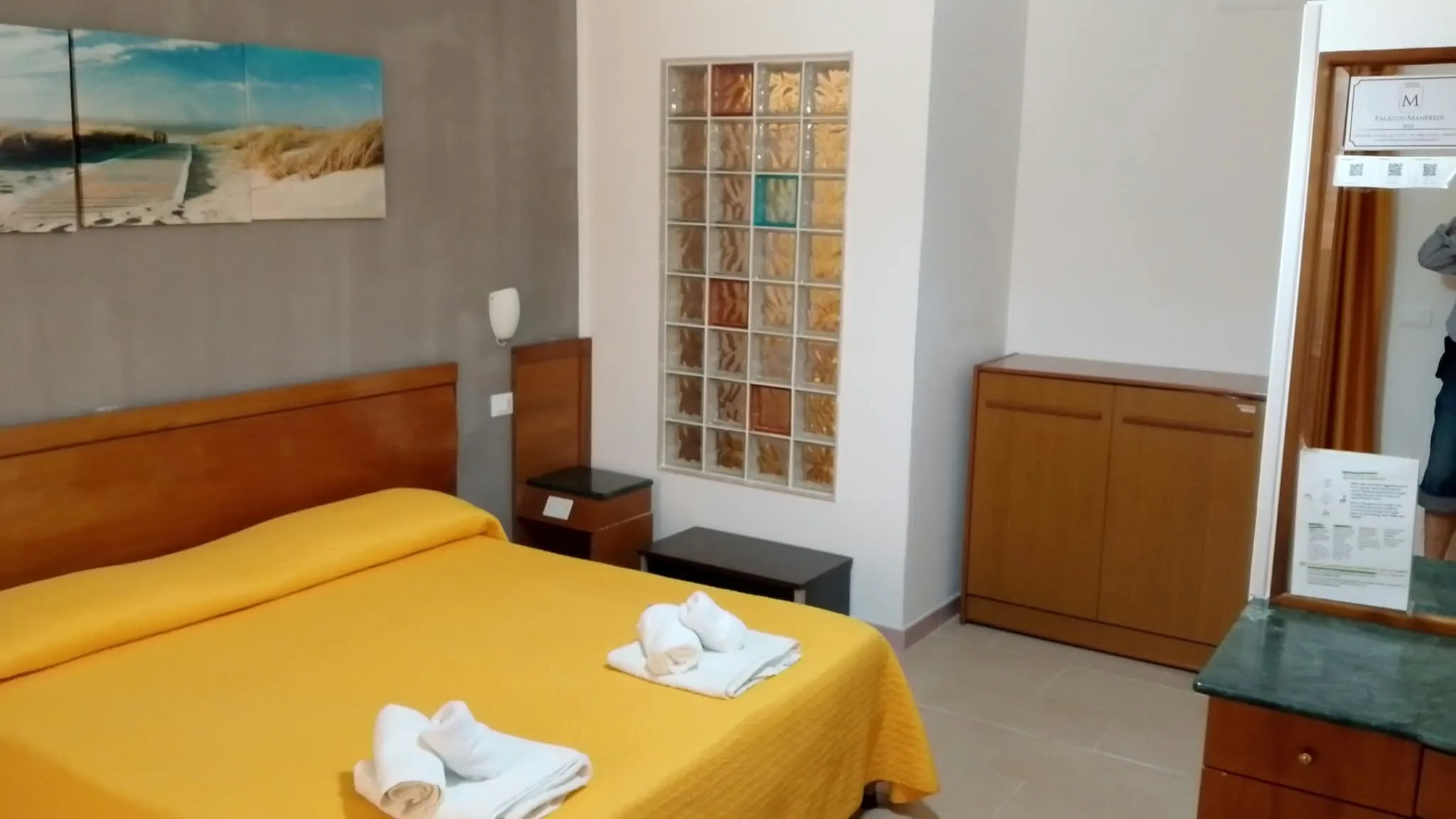Camera 4b: il letto matrimoniale e la parete in vetrocemento