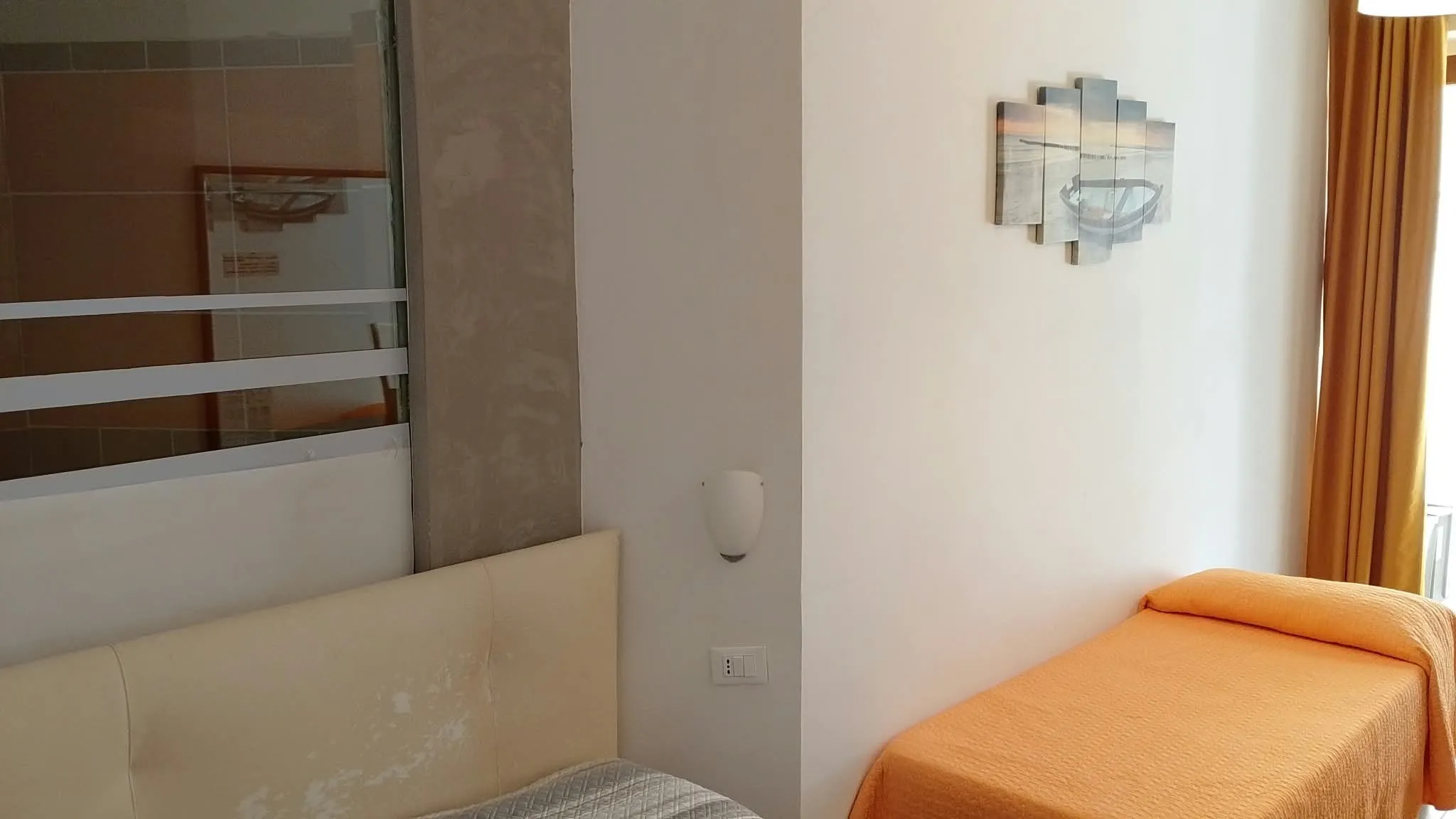 Camera 5b: il letto singolo sotto la finestra