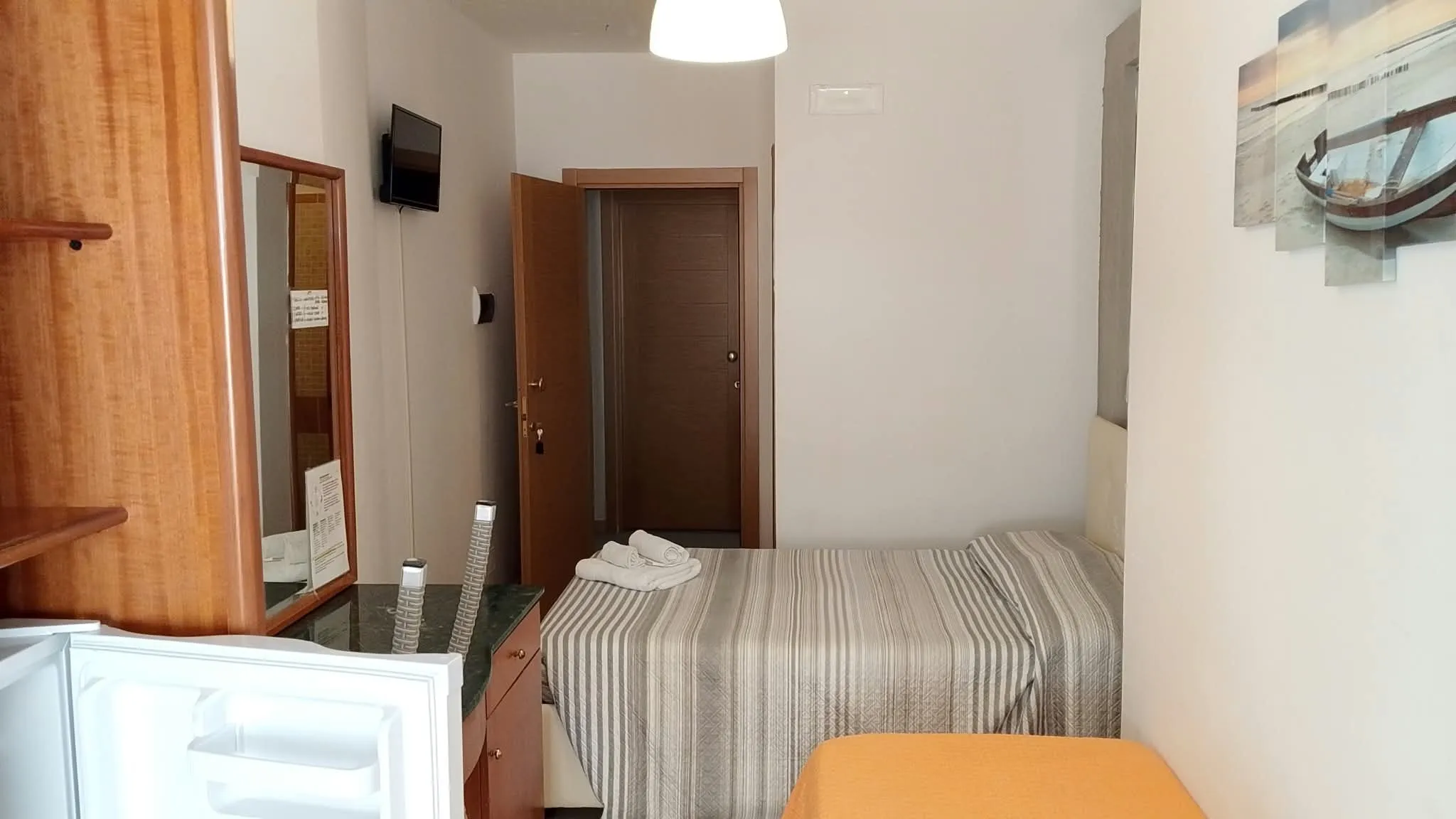 Camera 5b: il letto e l’ingresso