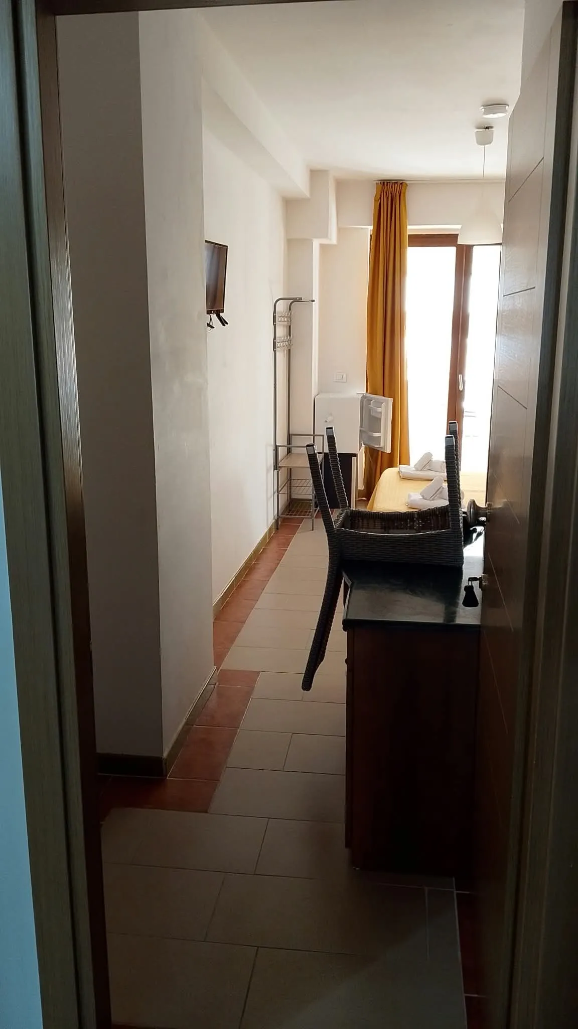 Camera 6b: l’ingresso e la scrivania