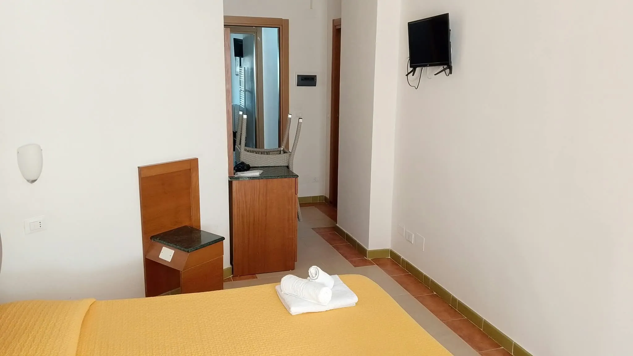 Camera 6b: il letto e il comodino