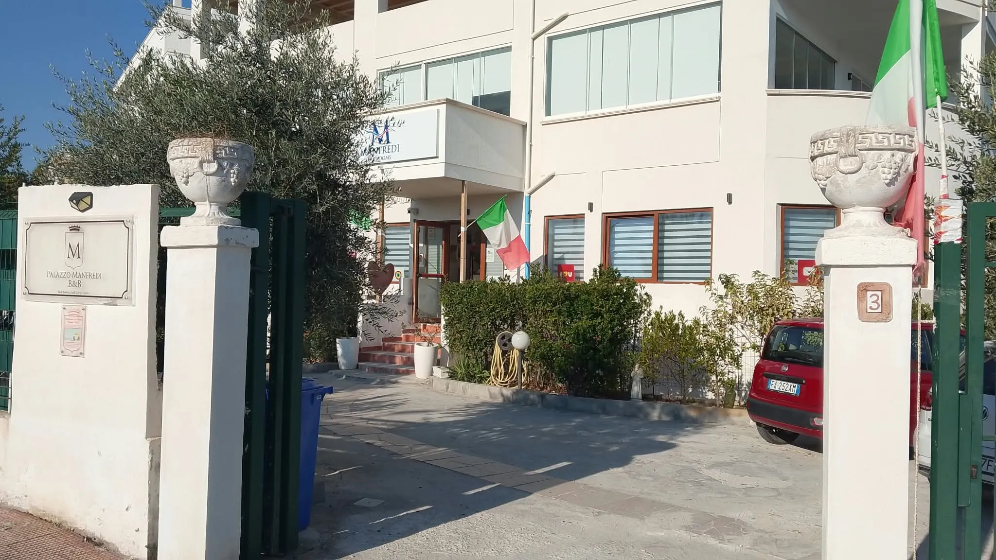 Il cancello col civico 3 e la targa Palazzo Manfredi B&B; dietro, la facciata