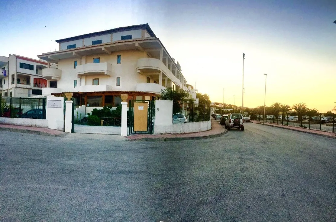 La facciata al tramonto, vista dall’incrocio