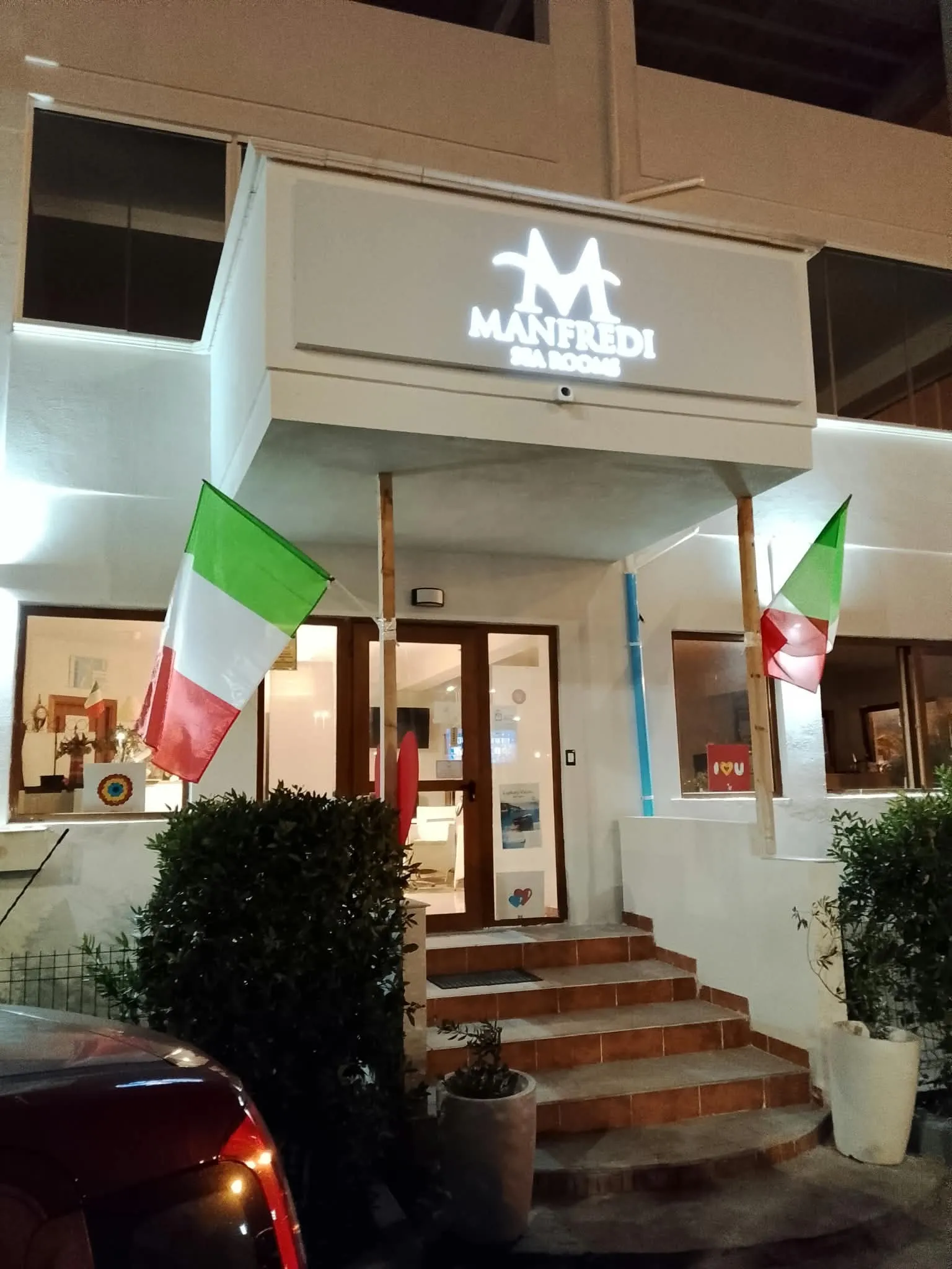 L’ingresso di sera, con l’insegna illuminata