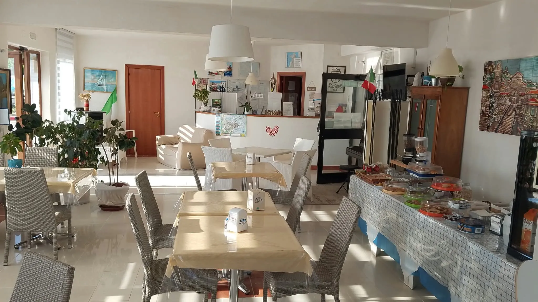 La sala colazione col buffet apparecchiato lungo la parete