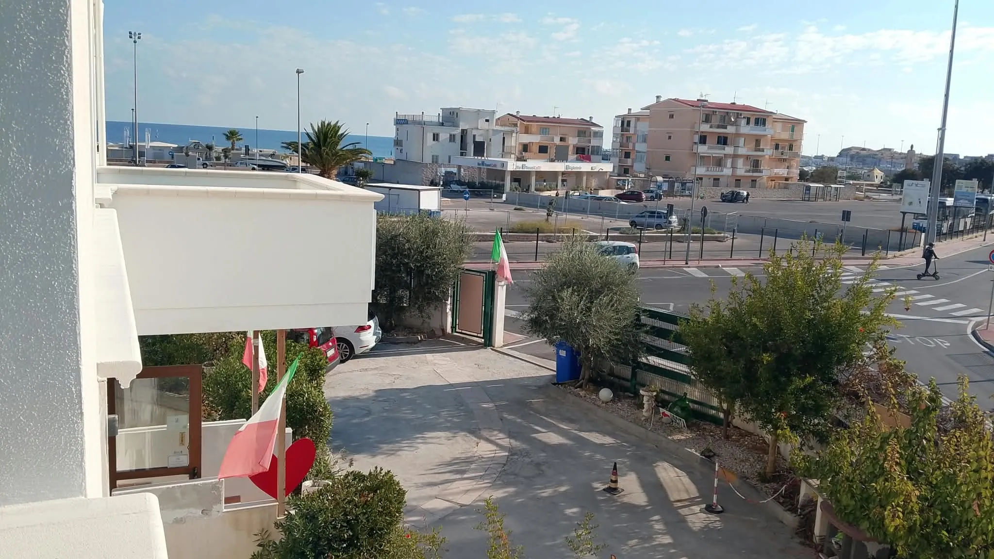 Dall’alto: il cancello d’ingresso e il cortile