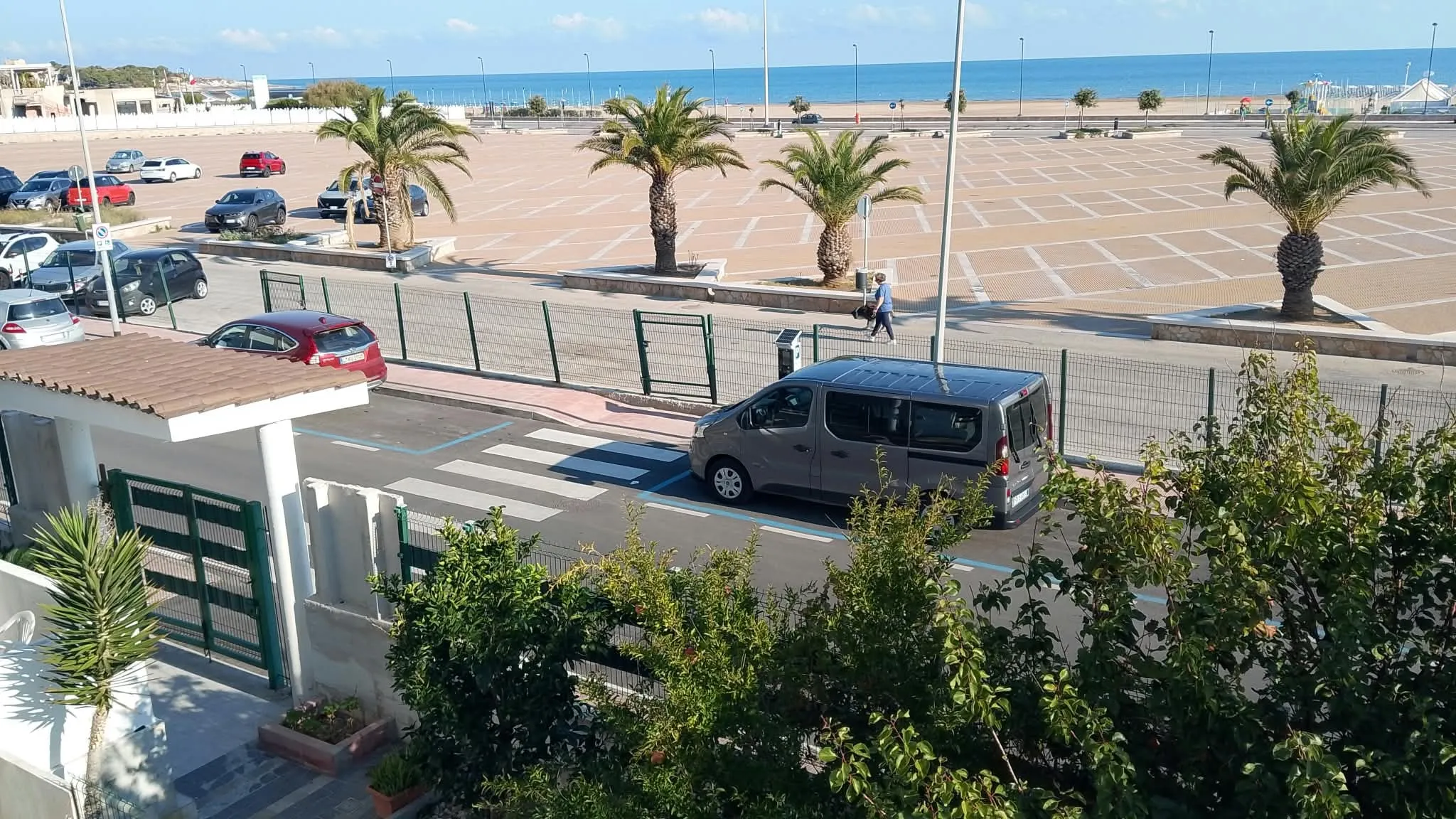 Il piazzale fronte mare con le palme, verso il porto e il terminal bus
