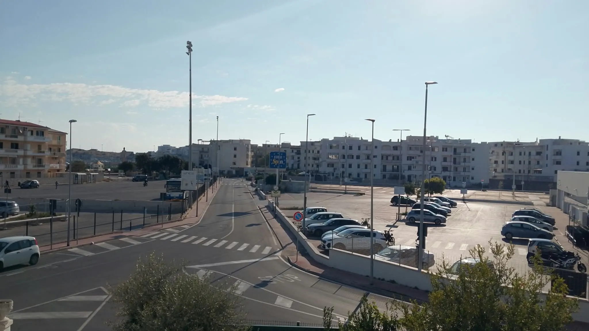 Dalla veranda: il viale e i parcheggi verso il paese